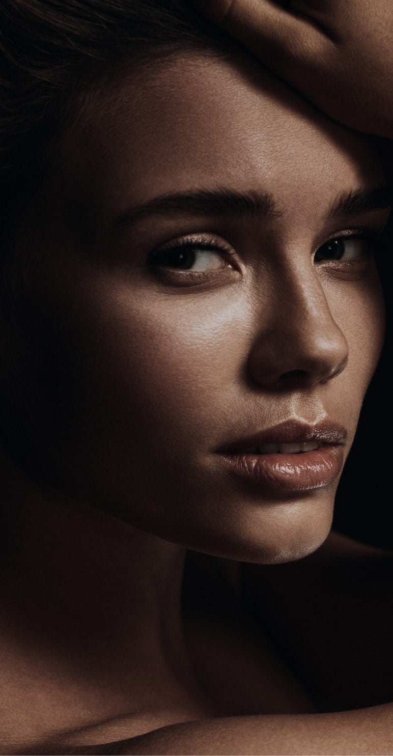 Photo de profile face du visage d une jeune femme avec un beau regard - regard | Laser et Médecine Esthétique | LAMED Paris