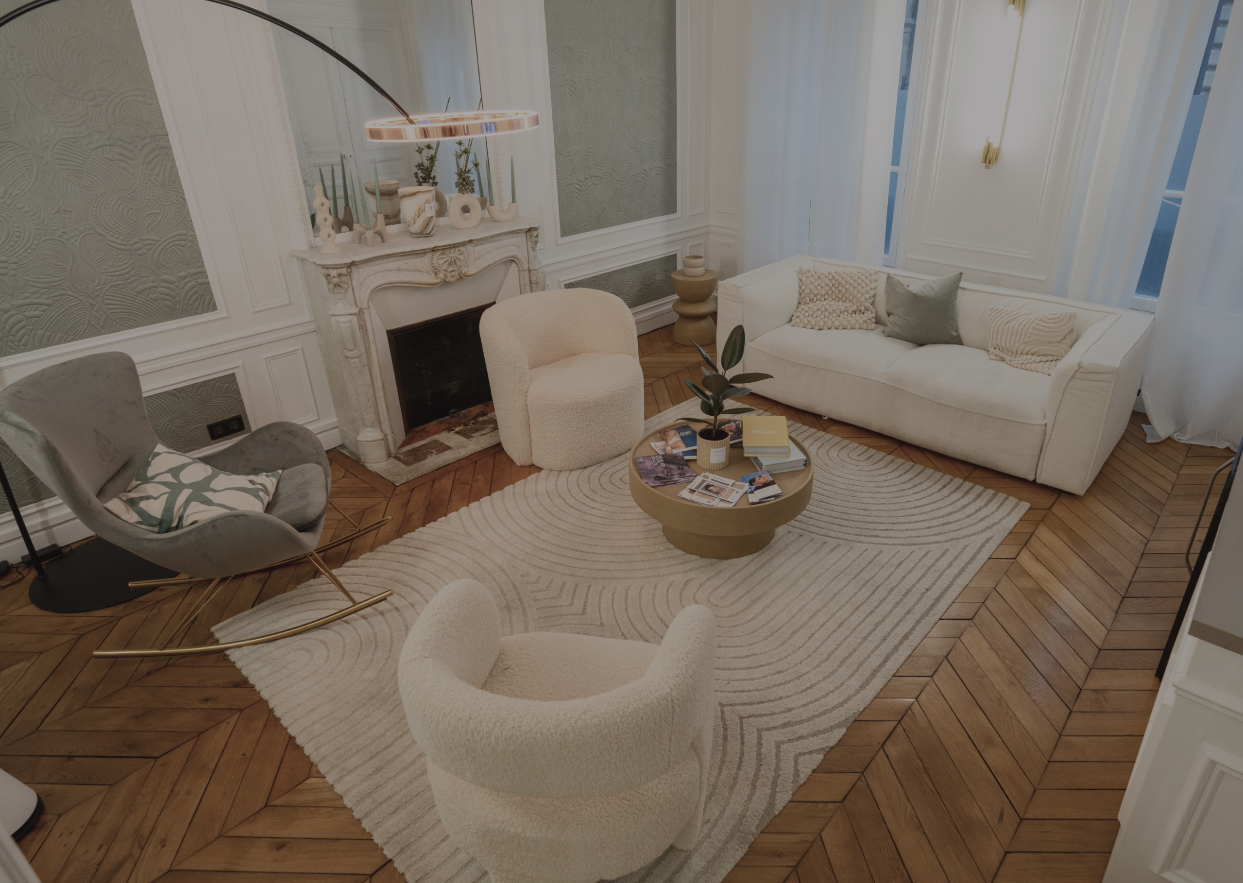 Photo d un salon avec un joli decor et un beau chemine classic - Home | Laser et Médecine Esthétique | LAMED Paris