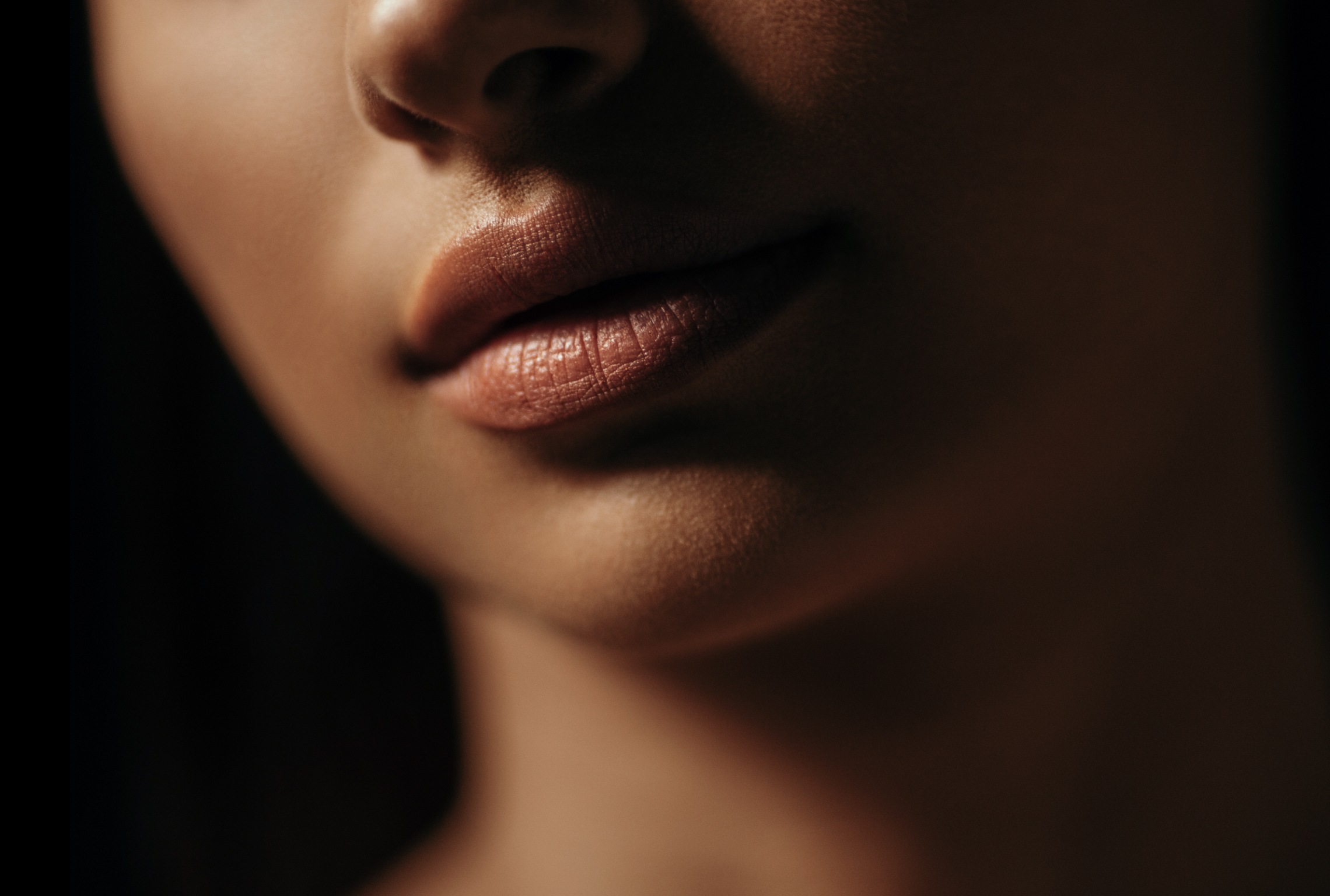 Photo rapprochee des levres d une jeune femme - Injections acide hyaluronique | Laser et Médecine Esthétique | LAMED Paris