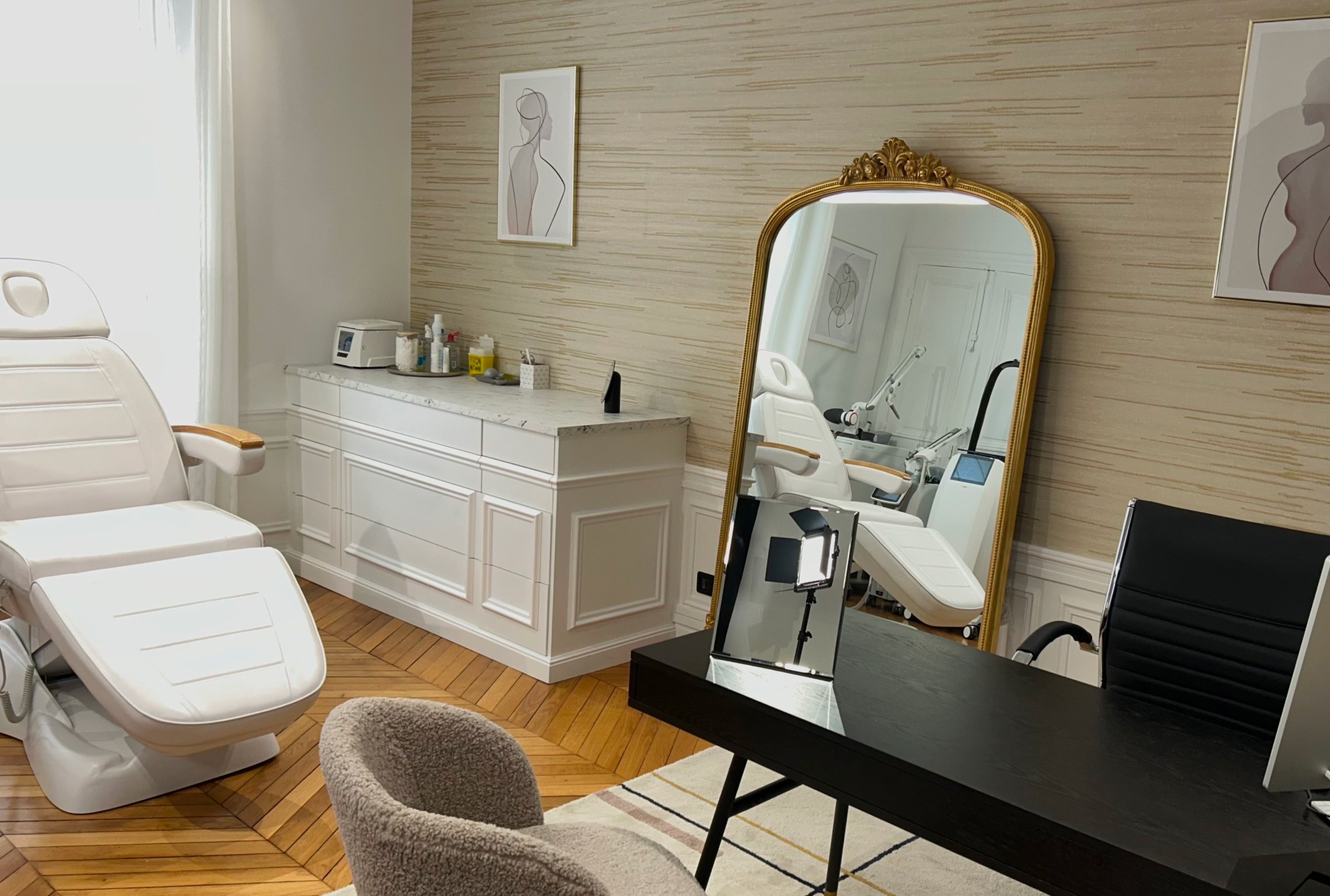 Salle de consultation avec un bureau et un fauteuil d examen et un joli decor - Lamed | Laser et Médecine Esthétique | LAMED Paris